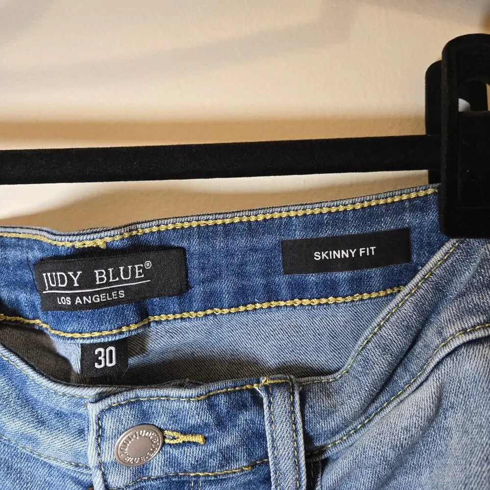 Judy Blue Women’s Skinny Fit Mid Rise Light‎ Wash Distressed Jeans Size 30